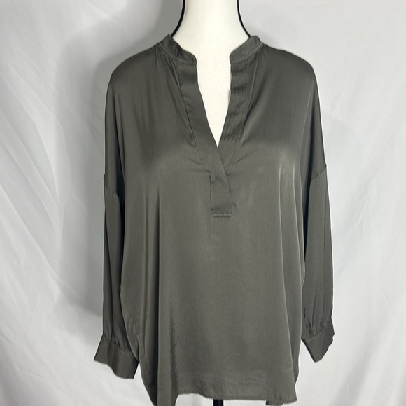 VINCE Silk Green V Neck Popover Long Sleeve Blouse Top Small - Picture 2 of 8